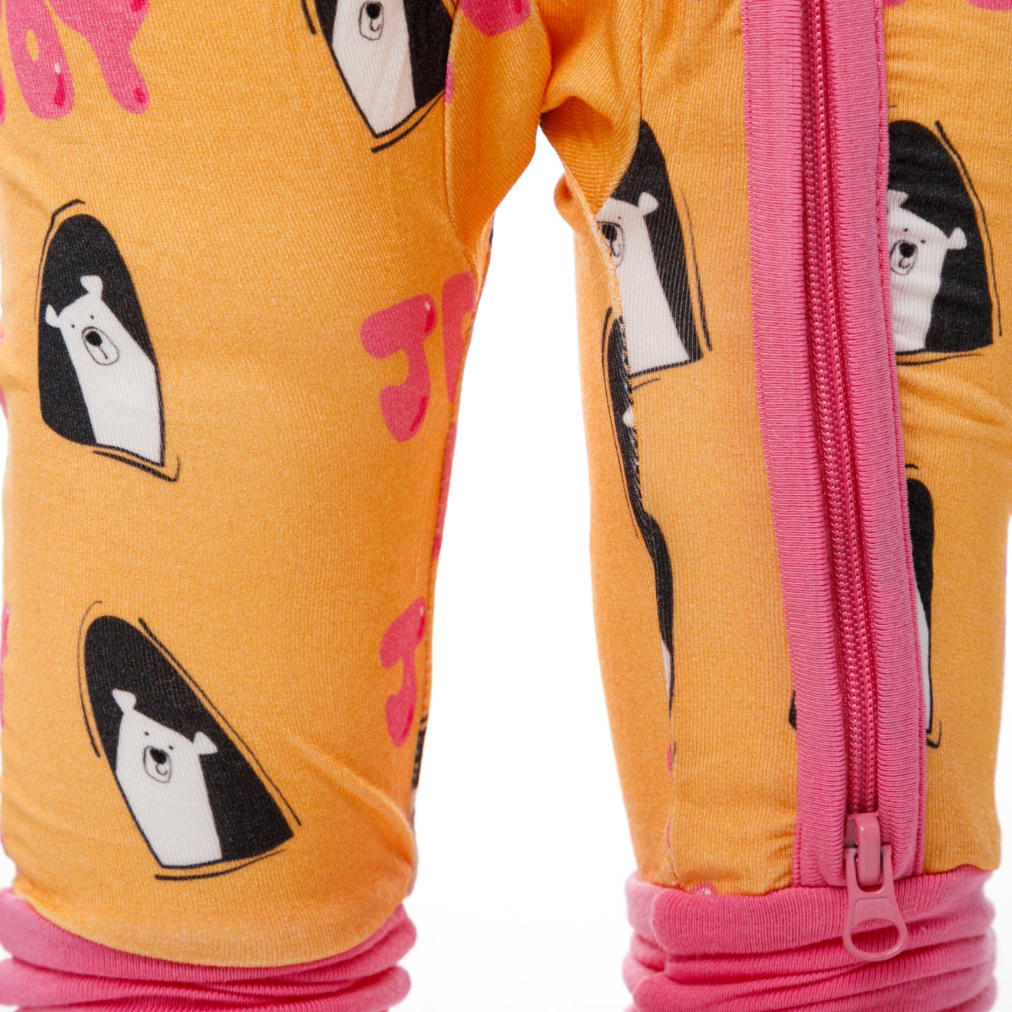 Detaliu imprimeu vesel de ursi polari și accente roz pe body-ul pentru bebeluși