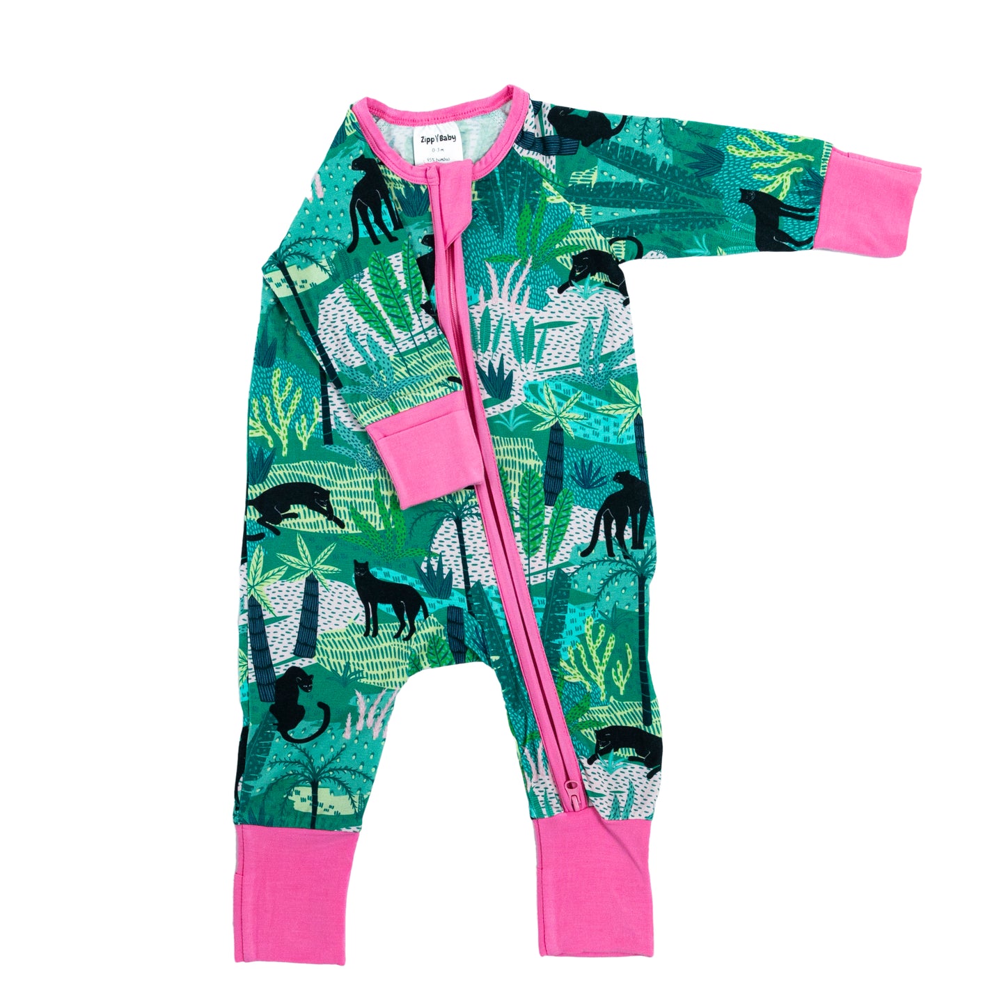 Vedere de aproape a fermoarului roz pe body-ul pentru bebeluși cu model de junglă.
