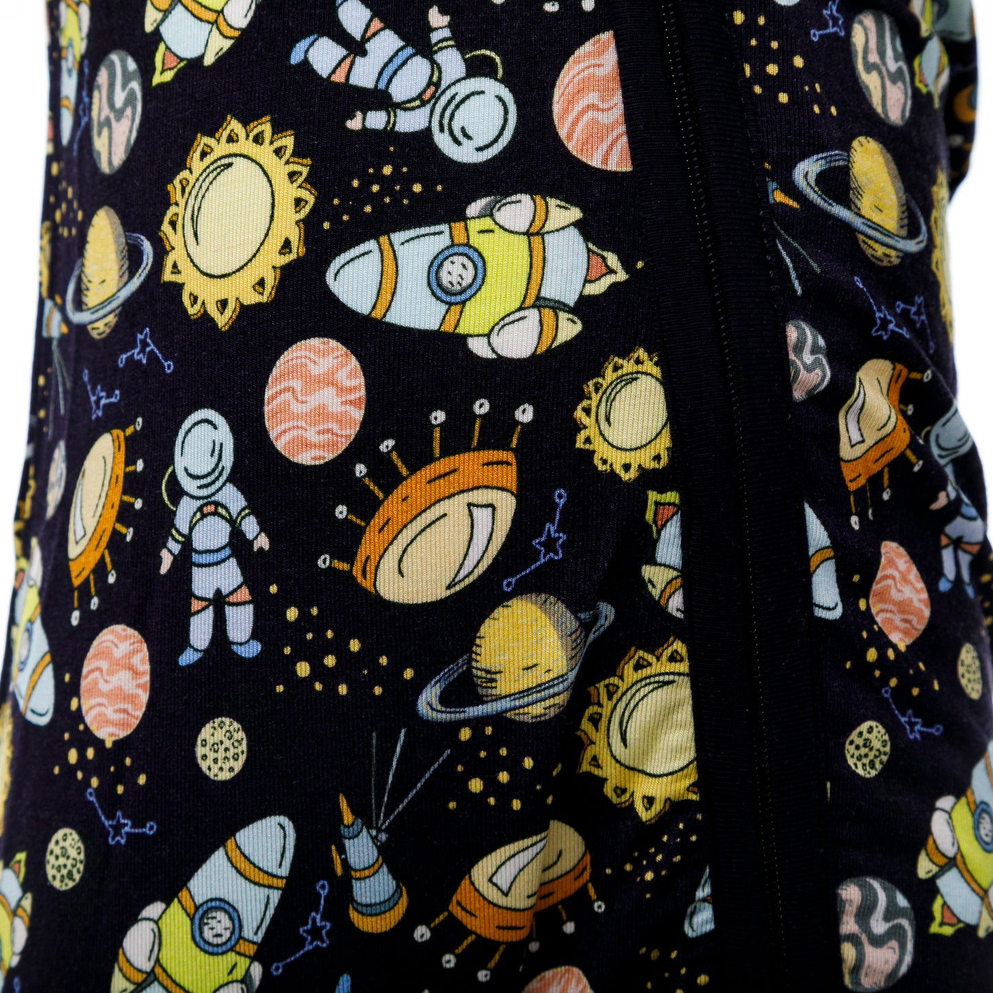 Imprimeu detaliat cu planete și astronauți pe body-ul pentru bebeluși.