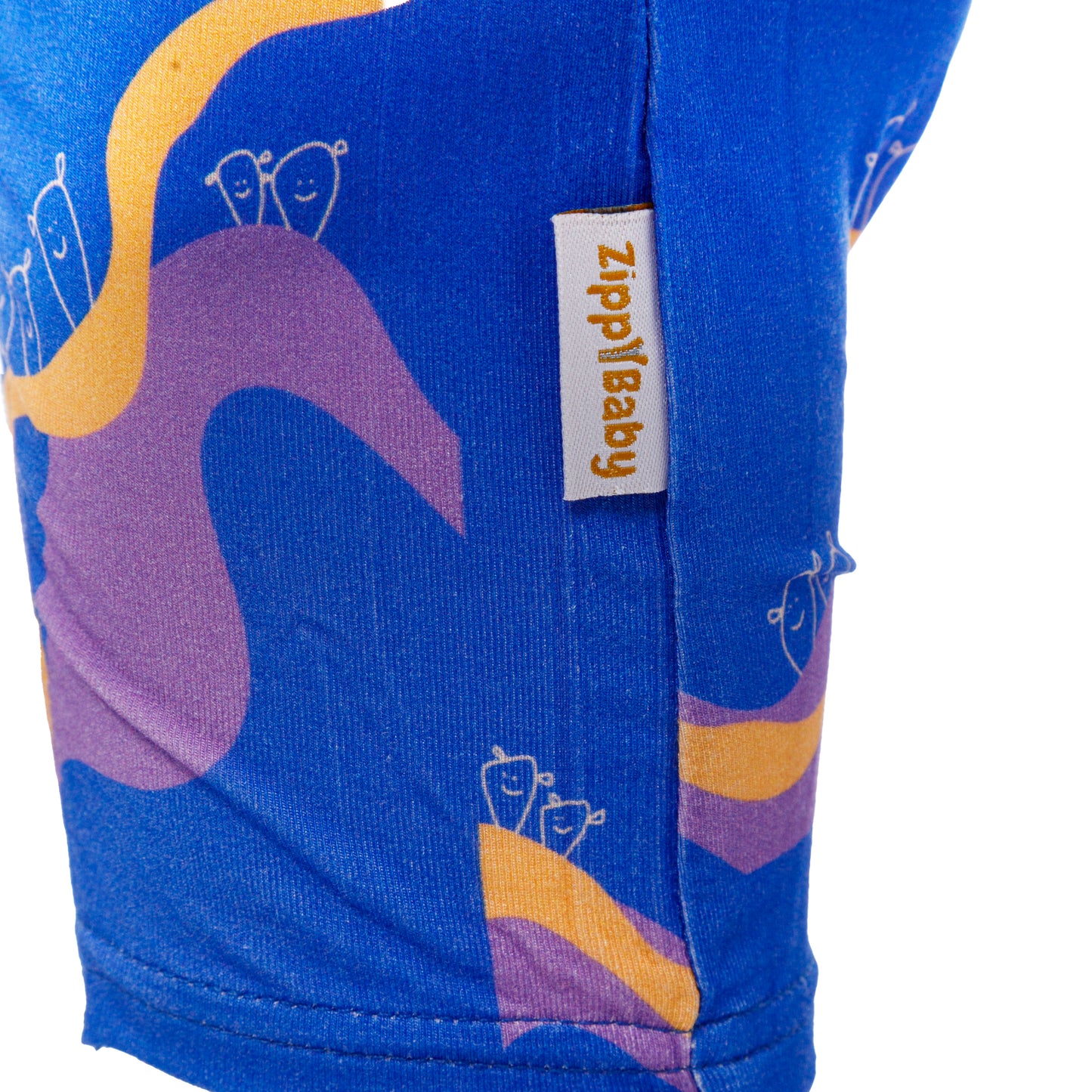 Etichetă și detalii de cusătură pe body-ul pentru bebeluși cu model albastru și roz.