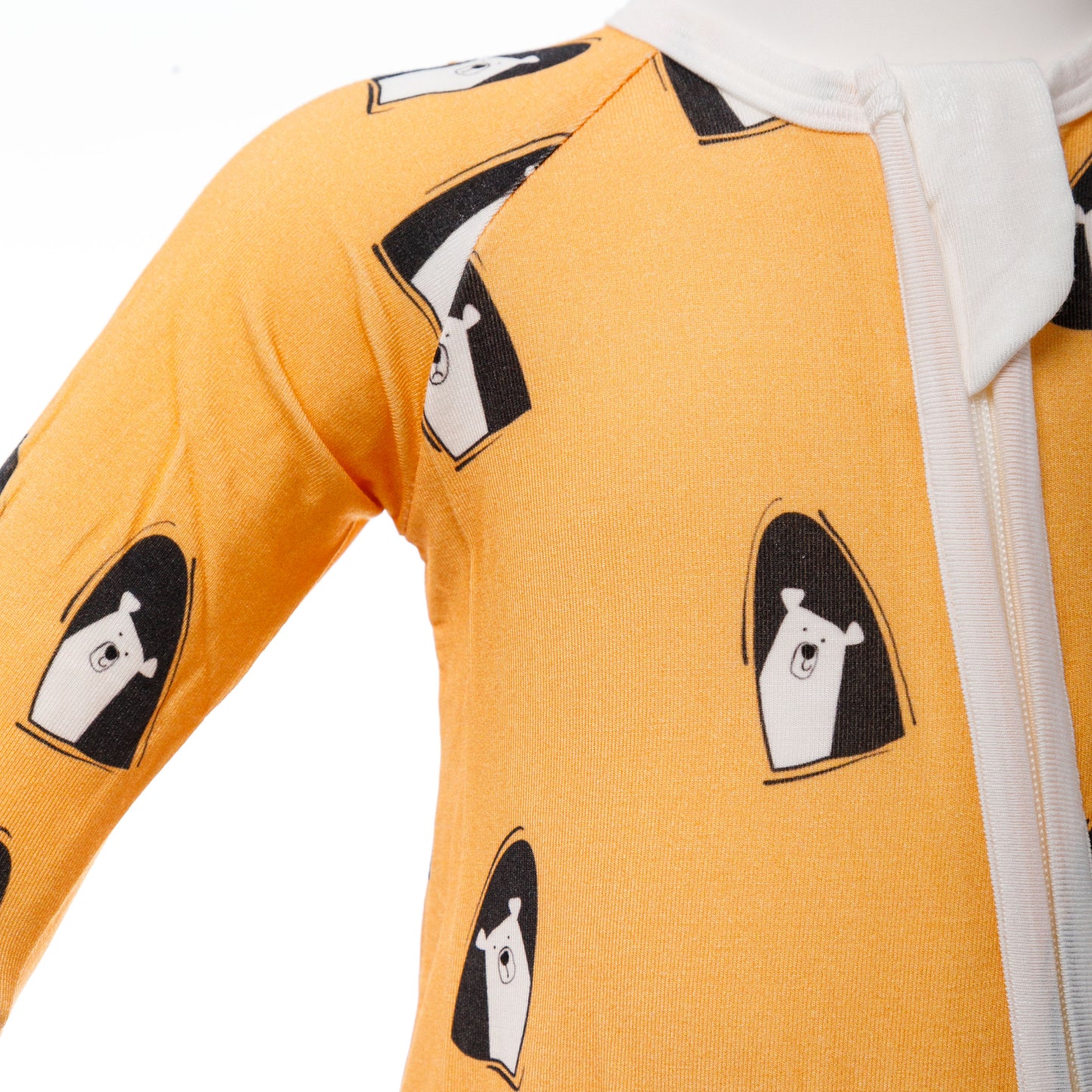 Vedere de aproape a fermoarului alb pe body-ul pentru bebeluși cu imprimeu de urși polari.