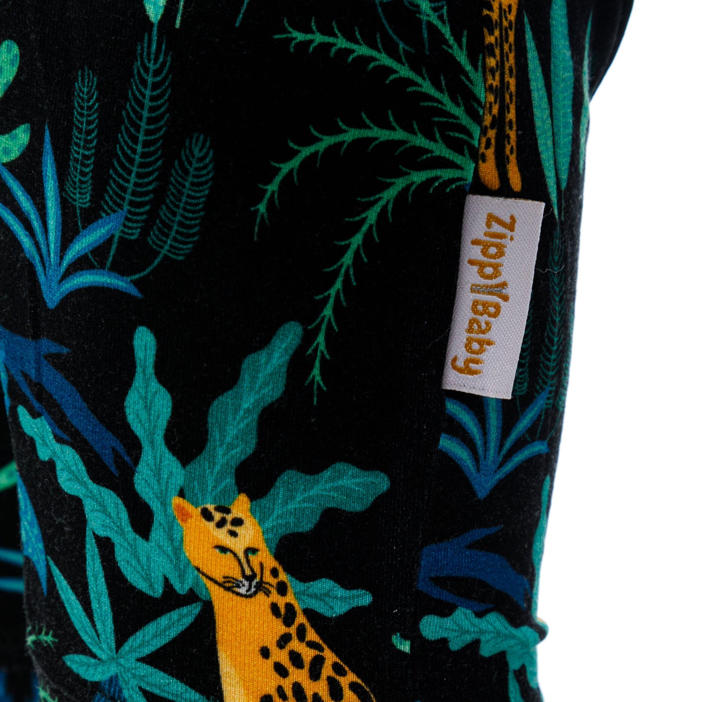 Vedere eticheta a body-ului pentru bebeluși cu model de leoparzi și frunze tropicale.