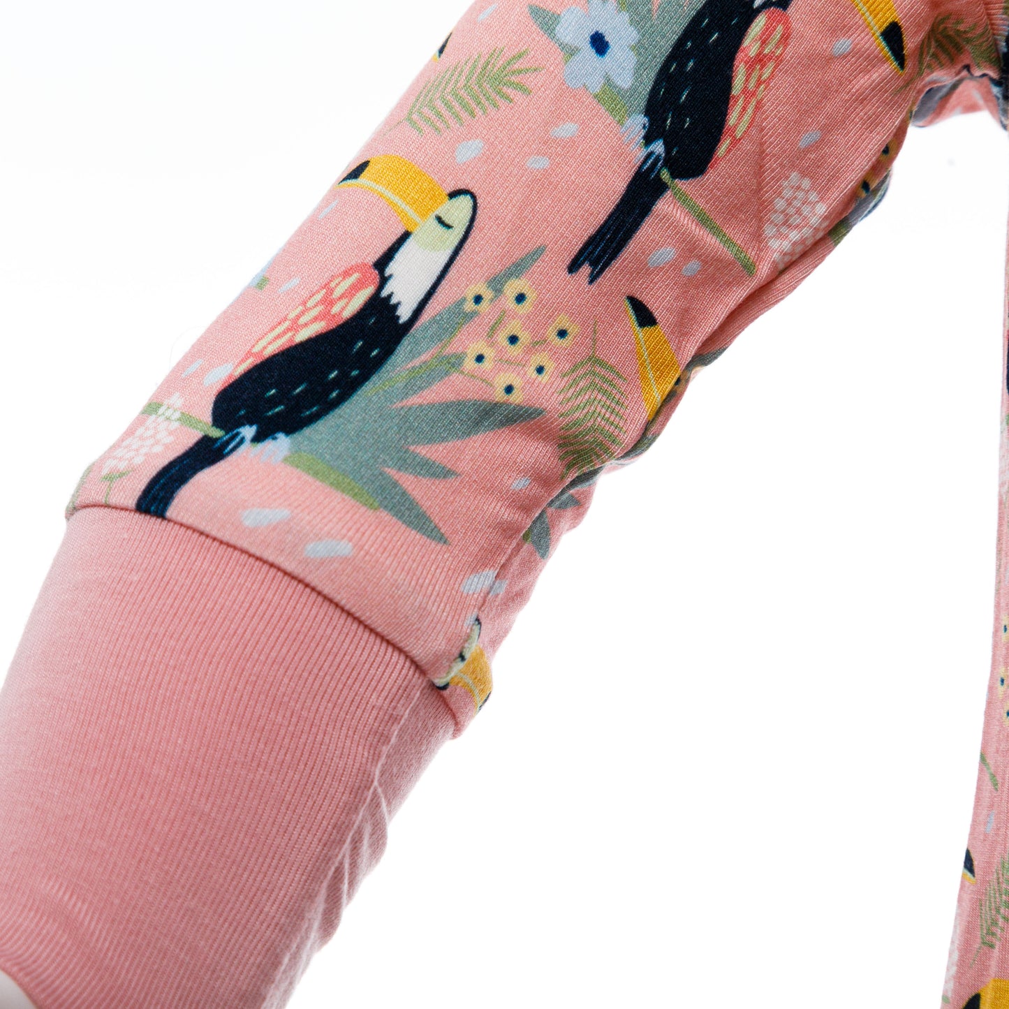 Imprimeu maneca detaliat cu tucani și elemente tropicale pe body-ul pentru bebeluși de culoare roz.