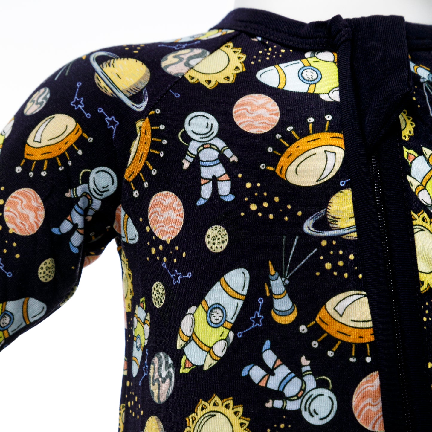  Imprimeu detaliat cu planete și astronauți pe body-ul pentru bebeluși.