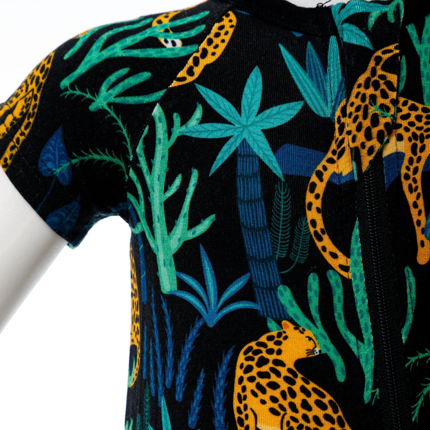  Imprimeu detaliat cu leoparzi și frunze tropicale pe body-ul pentru bebeluși.