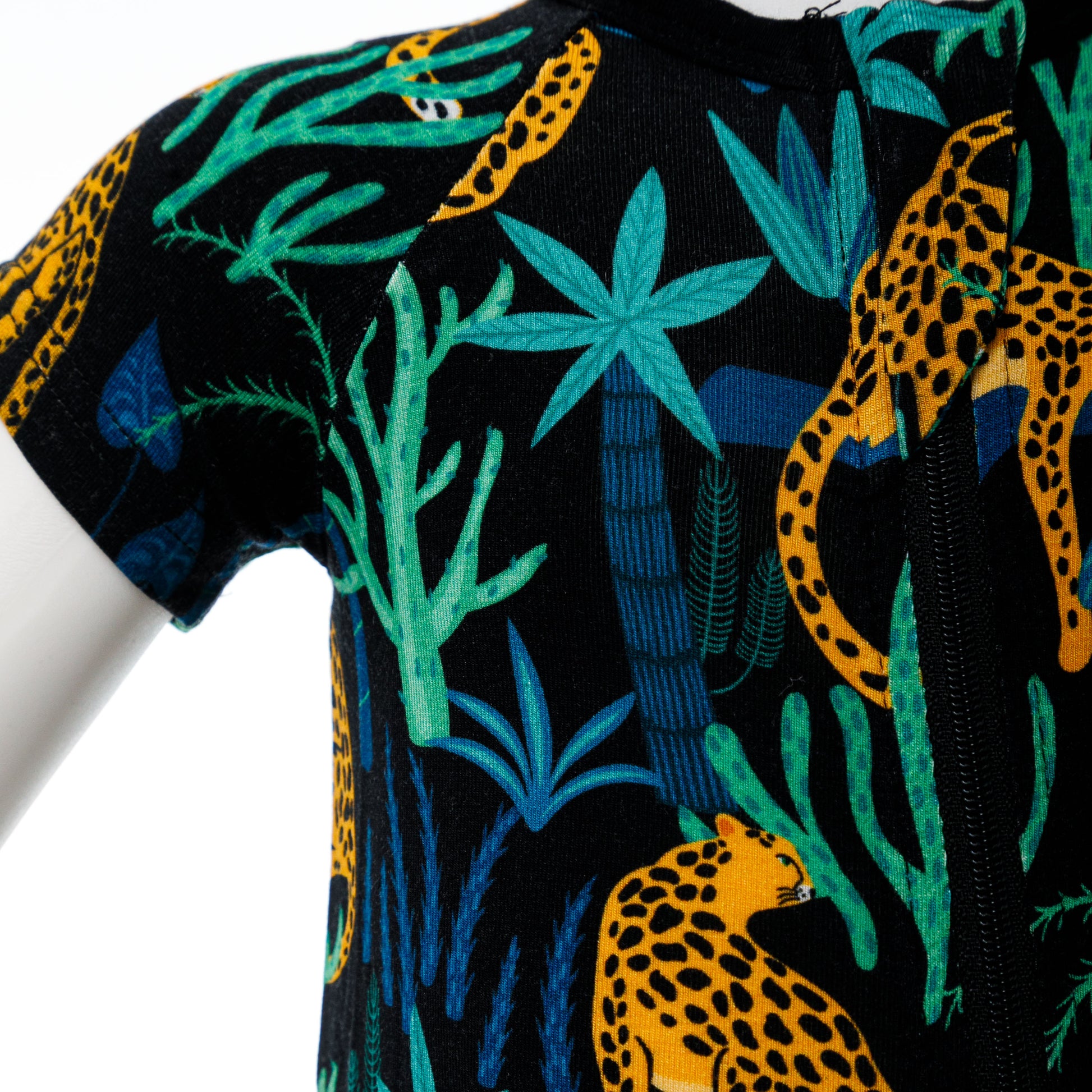  Imprimeu detaliat cu leoparzi și frunze tropicale pe body-ul pentru bebeluși.