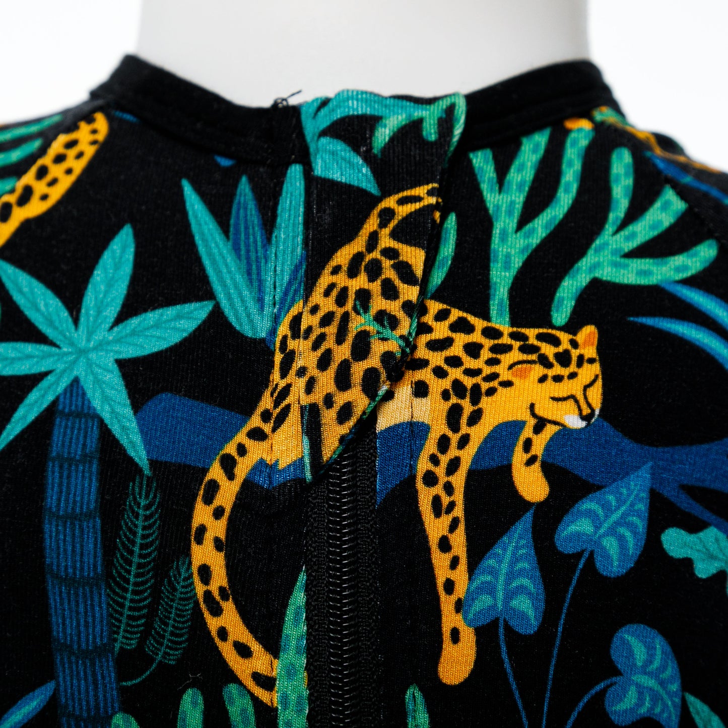  Vedere din fata a body-ului pentru bebeluși cu model de leoparzi și frunze tropicale.