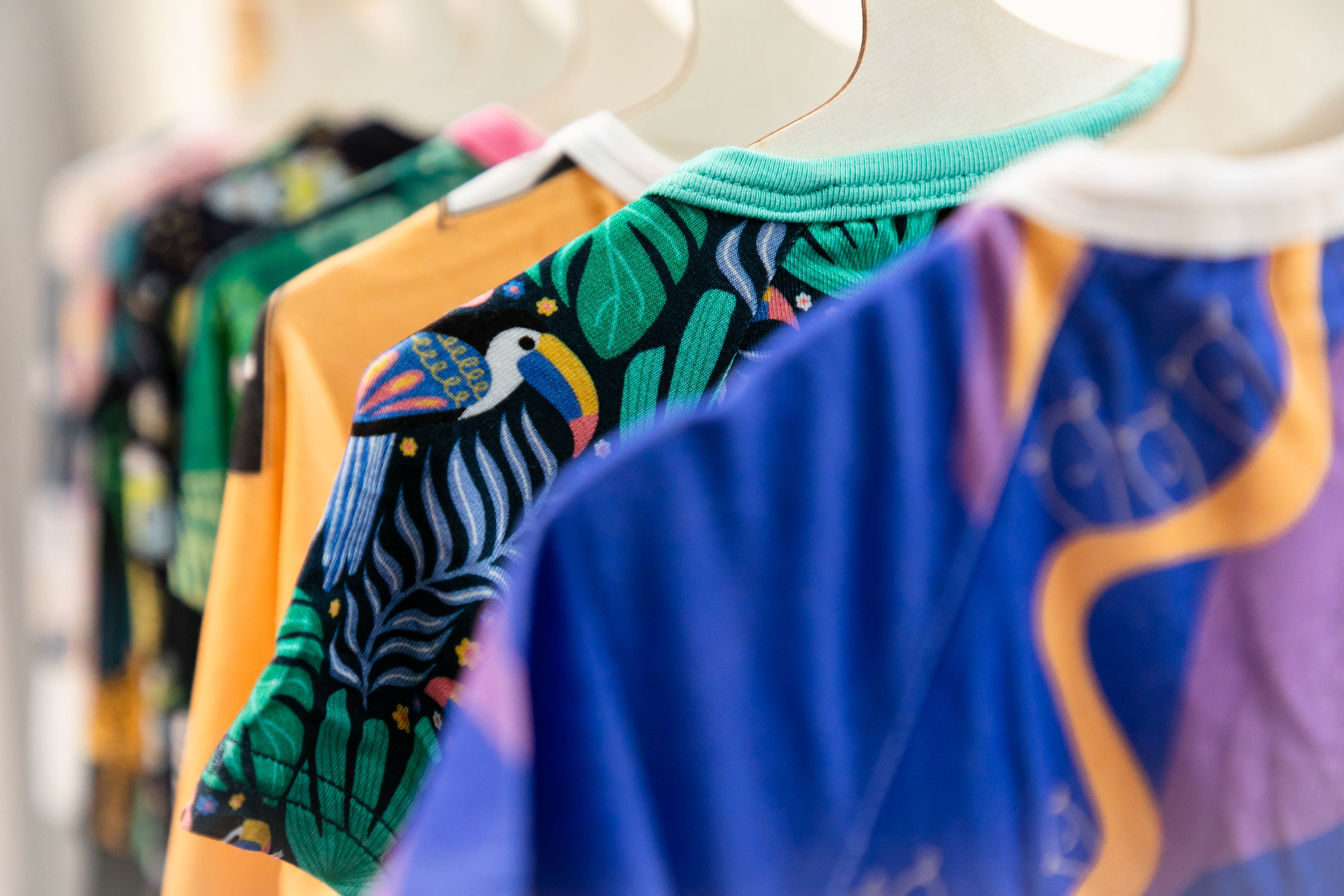 salopete colorate pe umerase